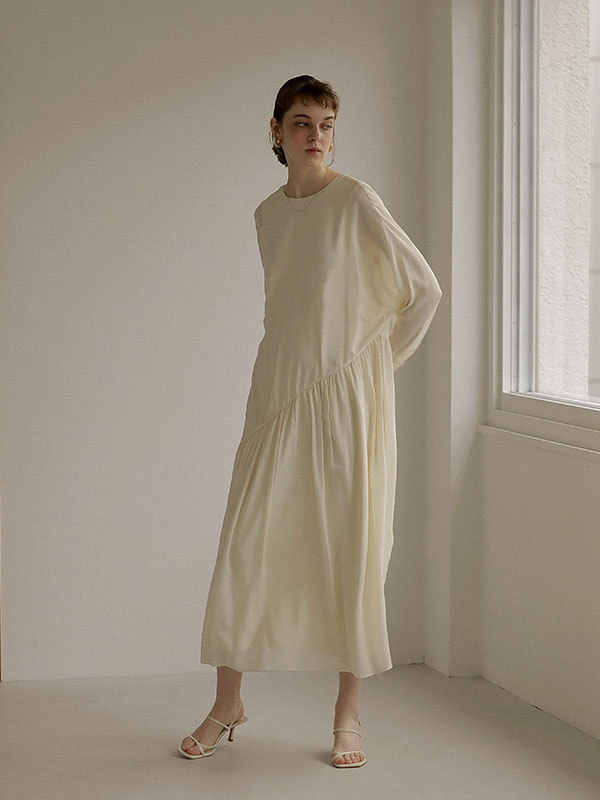 シルクギャザーワンピース F Ivory ワンピース Etre Tokyo Official Online Store エトレトウキョウ